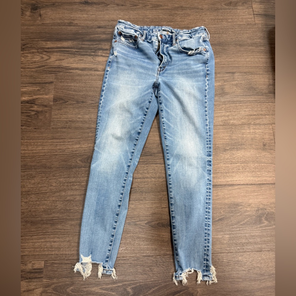 Women’s American Eagle Light Wash Distressed Hem Hi rise Jegging - Blue
